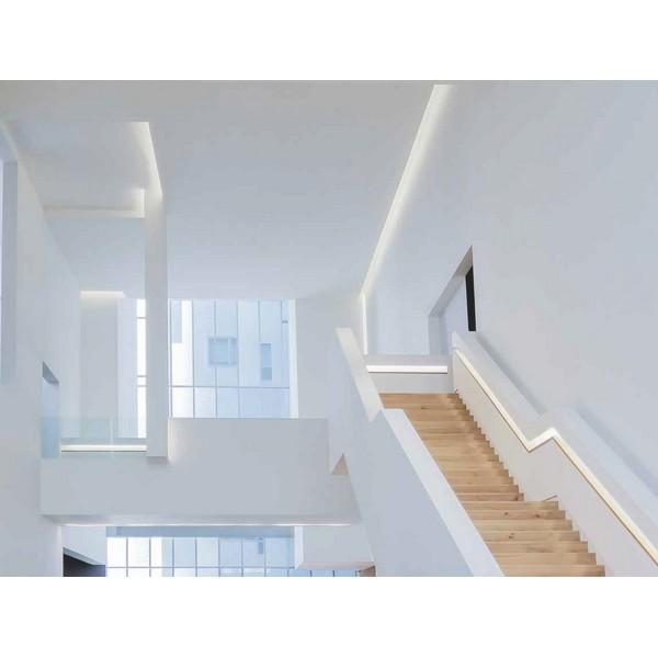 Scala con strisce luminose
